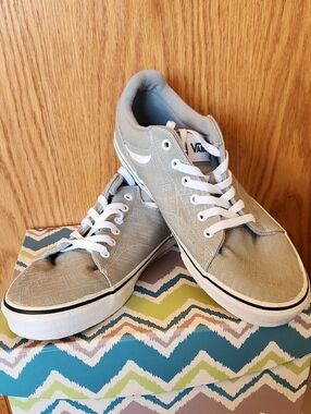 Vans Low-Top Sneakers in Light Gray and White